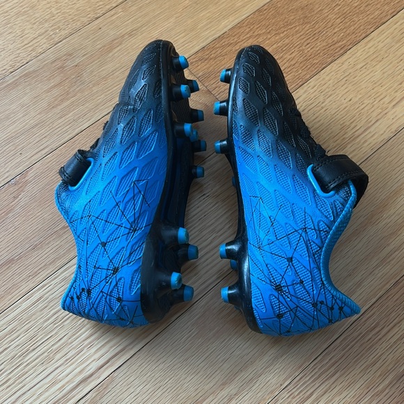 Youth boys soccer cleats Size 12 - Picture 4 of 5